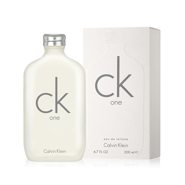 Calvin Klein Ck One Eau de Toilette 100 ml. 200 ml. น้ำหอมยูนิเซ็กส์ ซีเค วันน้ำหอมที่กระตุ้นเสน่ห์ความหอมสดชื่น ด้วยหนึ่งในหน้าประวัติศาสตร์วงการน้ำหอม ที่ติดอับดับขายดีทั่วโลก และครองใจหนุ่มสาวแนวสปอร์ตตลอดกาล ช่วยกระตุ้นความสดใส เหมาะสำหรับหนุ่มสาวรักอ