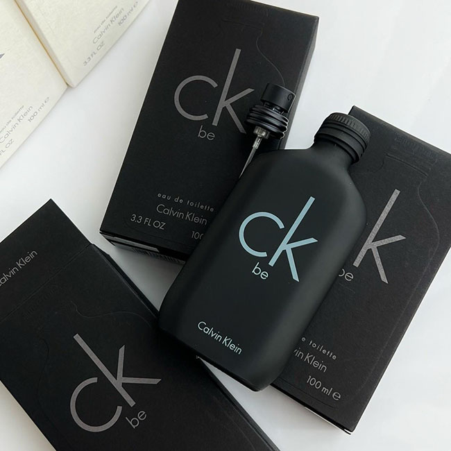 Calvin Klein CK Be Eau de Toilette 100 ml. อีกหนึ่งผลิตภัณฑ์ที่มากับไอเดีย Be yourself เข้าใจง่าย นุ่มนวลและเซ็กซี่ น้ำหอมแนวสปอร์ต ที่สามารถใช้ได้ทั้งสุภาพบุรุษและสุภาพสตรี กลิ่นหอมให้ความรู้สึกสดชื่น ให้คุณสัมผัสได้ถึงความเป็น oriental style มีชีวิตชีวา