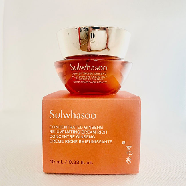 Sulwhasoo New Concentrated Ginseng Rejuvenating Cream Rich ขนาดทดลอง 10 ml. ปรับสูตรใหม่ ครีมโสมพัฒนาสูตรใหม่ทั้งไลน์ เพื่อประสิทธิภาพที่ดียิ่งขึ้น ลดเลือนริ้วรอย ยกกระชับ ผิวอิ่มฟู แลดูยกกระชับและเฟิร์ม ย้อนเวลาผิวให้แลดูอ่อนเยาว์ลง 2 ปี หลังจาก