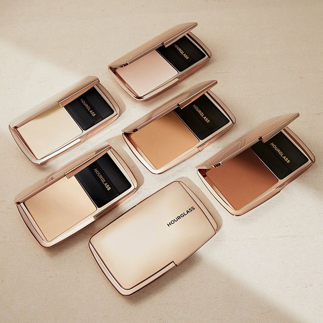Hourglass Vanish Airbrush Pressed Powder 10.5 g แป้งอัดแข็งเนื้อบางเบาสามารถควบคุมความมันและมอบผิวที่เรียบเนียนตลอดวันด้วยคุณสมบัติของ Microspherical powder ช่วยเบลอรูขุมขนได้อย่างเป็นธรรมชาติ เนื้อแป้งให้ความเบาสบายผิวเหมาะสำหรับเติมระหว่างวันและไม่ทำให้