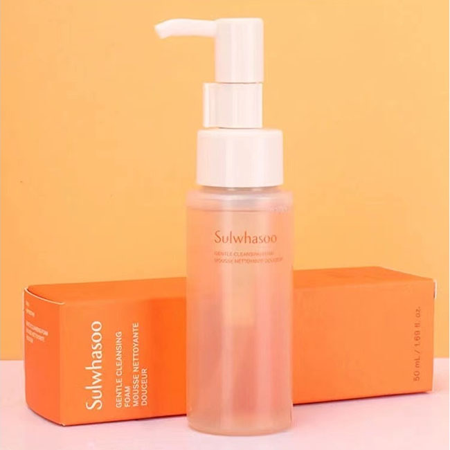 Sulwhasoo Gentle Cleansing Foam ขนาดทดลอง 50 ml. คลีนซิ่งโฟมสูตรน้ำ ด้วยฟองโฟมที่เนียนนุ่ม ช่วยขจัดสิ่งสกปรกได้อย่างมีประสิทธิภาพโดยไม่ทิ้งความแห้งตึงแม้หลังล้างหน้า มอบชุ่มชื้นสู่ผิวด้วยเทคโนโลยีHydra Capture Complexเพื่อผิวชุ่มชื้น และด้วยส่วนผสมสารสกัด