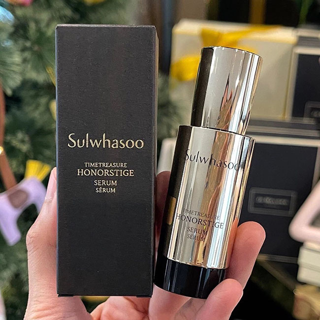 Sulwhasoo Timetreasure Honorstige Serum ขนาดทดลอง 5 ml. เซรั่มต่อต้านริ้วรอยระดับเพรสทีจ รังสรรค์ความงามให้กับผิวด้วยพลังความอ่อนเยาว์ที่ไร้ขีดจำกัดจากสารสกัดเห็ดหลินจือสีแดง ผสาน Active Ginseng CellTM เทคโนโลยีล่าสุดจากโซลวาซู