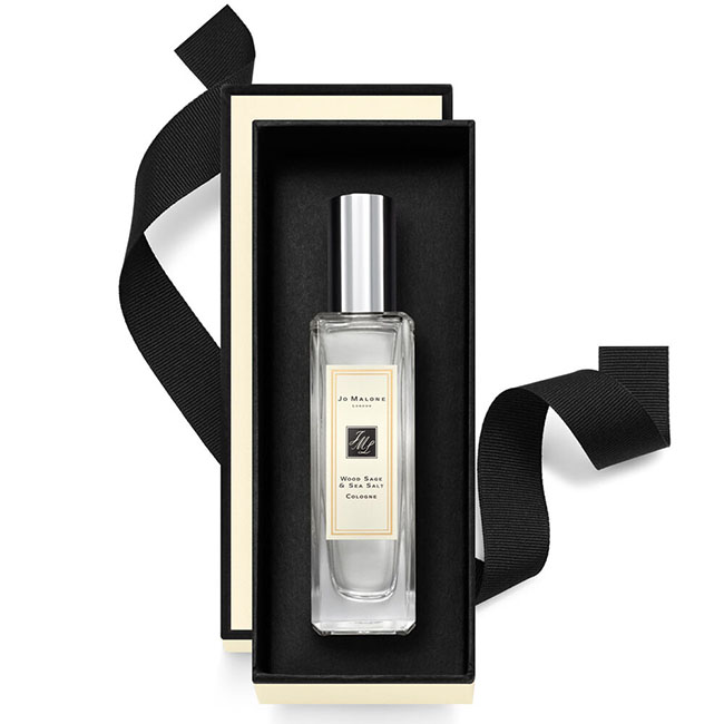 Jo Malone London Wood Sage & Sea Salt Cologne 30 ml. โคโลญจน์กลิ่นหอมผ่อนคลายที่ใช้ง่ายแต่มีเสน่ห์ ให้คนรอบข้างรู้สึกสบายๆไม่สปอร์ตมาก ชิลล์ๆ ราวกับได้หลีกหนีจากความวุ่นวายมารับความสดชื่นจากไอทะเล และใบเสจอันสดชื่นและผ่อนคลาย