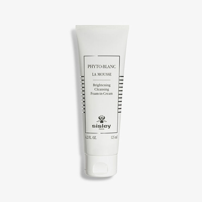 Sisley Phyto-Blanc La Mousse Brightening Cleansing Foam-in-Cream 125 ml. โฟมล้างหน้าขั้นตอนแรกสู่ผิวกระจ่างใส เนื้อมูสเนียนแน่นทำความสะอาดผิวจากความมันตกค้างและมลภาวะอย่างหมดจดแต่อ่อนโยน ไม่ทำให้ผิวรู้สึกแห้งตึง ทำความสะอาดผิวจากสิ่งสกปรกตกค้างที่ผิวต้องเ
