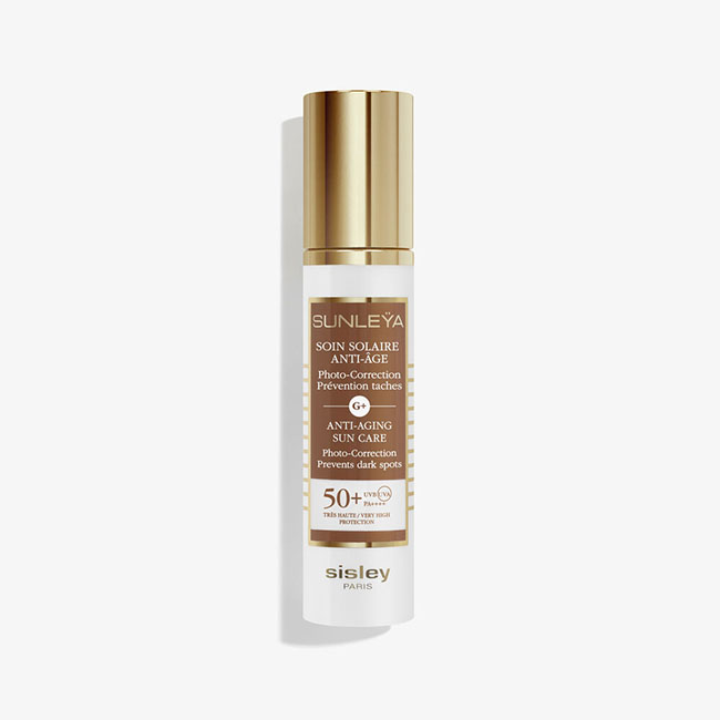 Sisley Sunleya Anti-Aging Sun Care SPF50+ 50 ml. ผลิตภัณฑ์ดูแลผิวจากแสงแดดสูตรต่อต้านวัยประสิทธิภาพสูง เพื่อป้องกันและแก้ไขความเสียหายที่เกิดจากแสงแดด เนื้อครีมที่บางเบาและซึมซาบลงสู่ผิวได้อย่างง่ายดาย มอบสัมผัสนุ่มลื่น ไม่เหนียวเหนอะหนะ ไม่ทิ้งคราบขาว ไม