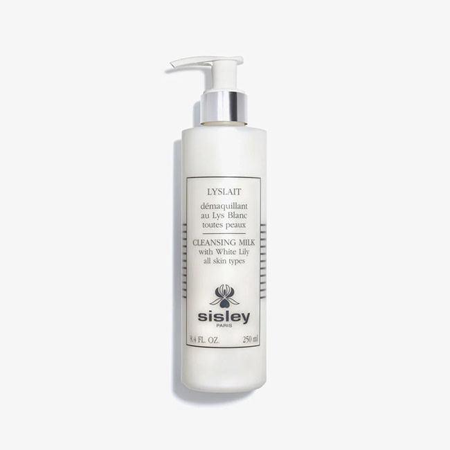 Sisley Lyslait Cleansing Milk with White Lily 250ml. ครีมน้ำนมล้างหน้าเพื่อทำความสะอาดเมคอัพ อ่อนโยนสำหรับทุกสภาพผิวเนื้อนุ่มสูตรพฤกษาลิลลี่ขาว ทำความสะอาดเมคอัพและสิ่งสกปรกที่ตกค้าง ช่วยคงสมดุลชุ่มชื่น ผิวนุ่มละมุนและรู้สึกสบายไร้ความแห้งตึงใช้ได้กับทุกส