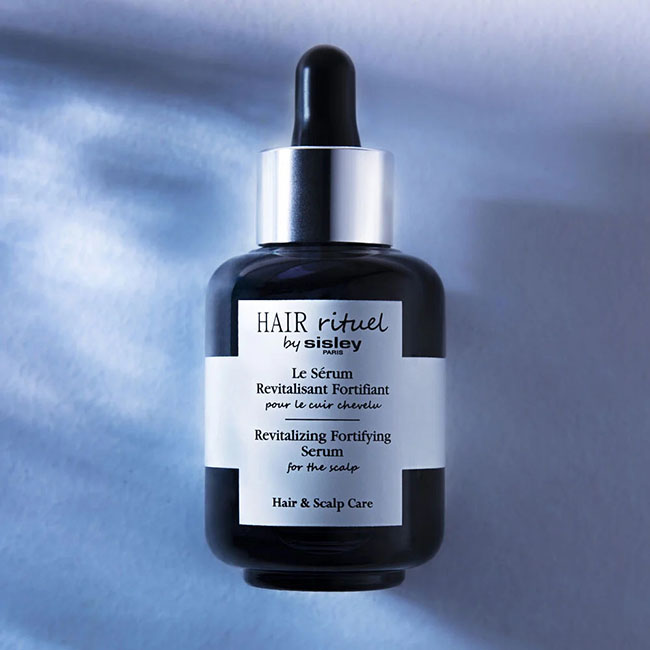 Sisley Hair Rituel Revitalizing Fortifying Serum for the scalp 60 ml. เซรั่มสำหรับหนังศีรษะ สำหรับผู้กังวลปัญหาผมร่วง เส้นผมบาง เพื่อฟื้นบำรุงให้เส้นผมดูหนาและสุขภาพดี ที่ได้รับรางวัล 68 รางวัลตั้งแต่เปิดตัวสัมผัสเซรั่มเนื้อเบาใสไร้ความมัน ลื่นละมุนซึมซาบ