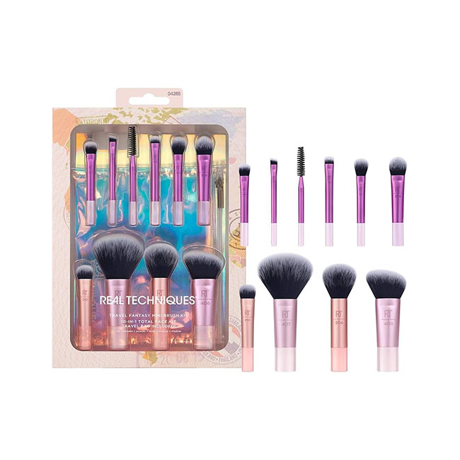 Real Techniques Travel Fantasy Mini Brush Set Travel Bag Included คอลเลกชันแปรงขนาดพกพาแบรนด์ดังของอเมริกา ที่ตอบสนองทุกความต้องการในการแต่งหน้าของคุณ มีแปรง 10 ชิ้น แถมกระเป๋าน่ารักๆ 1 ใบ เป็นชุดแปรงแต่งหน้า RT ขนาดเล็กที่คุณชื่นชอบ 10 รุ่น ของขวัญในอุดม