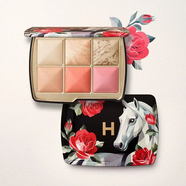 HOURGLASS Ambient Lighting Edit Unlocked Horse Palette Holiday 2025 Limited Edition พาเลตรุ่นลิมิเต็ด Holiday Collection 2025โดดเด่นด้วยบลัชออน 3 สี ไฮไลท์ 1เฉดสี มาพร้อมแป้งฟินิชชิ่ง 1 สี และบรอนเซอร์ 1 สี รวมไว้ในตลับเดียวช่วยเบลอผิวอำพรางจุดบกพร่องแก้ม