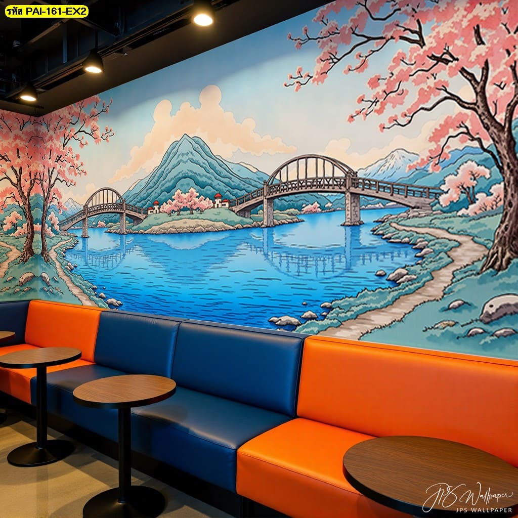 วอลเปเปอร์ภาพสะพานไม้ญี่ปุ่นเหนือแม่น้ำใส รายล้อมด้วยซากุระและภูเขา ถ่ายทอดความสงบอันงดงาม