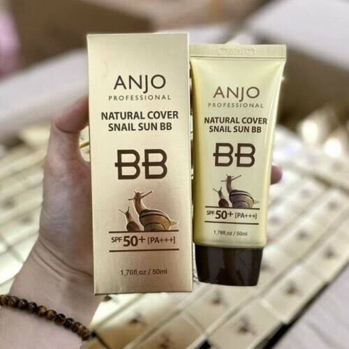 Anjo Professional Natural Cover Snail Sun BB SPF50+ PA+++ 50 ml. บีบีครีมหอยทาก เป็นกันแดดที่ผสมรองพื้น เนื้อบางเบา เกลี่ยง่ายเบลอรูขุมขน มีเกราะป้องกันรังสี UVA และ UVB ครบจบในหลอดเดียว มีส่วนผสมของอนุภาคประกายมุกที่เน้นใบหน้า สามารถใช้เป็นเมคอัพเบสได้ ม
