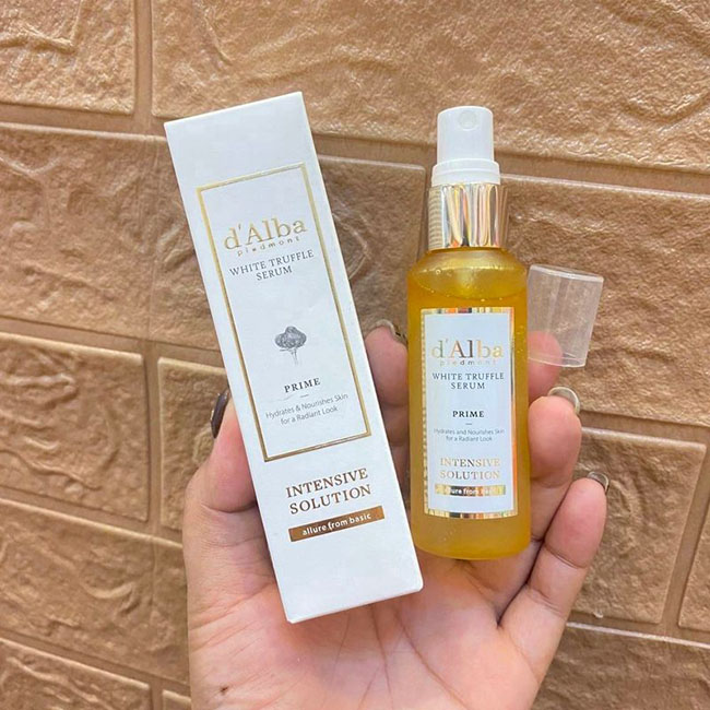 d'Alba White Truffle First Spray Serum 50 ml. (ดัลบา เซรั่ม) สเปร์ยน้ำตบ All in One ตัวนี้แช่เย็นแล้วฉีดบนผิวหน้าฟินสุดๆ ตอนเช้าในวันที่รีบเร่ง ใข้ตัวนี้แทนน้ำตบและซีรัมได้เลย ดังมากที่เกาหลีขายได้ถึง 42 ล้านขวดทั่วโลก 