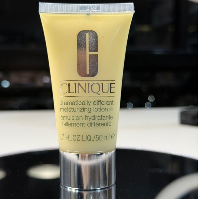 CLINIQUE Dramatically Different Moisturizing Lotion+ ขนาดทดลอง 50 ml.มอยซ์เจอร์ไรเซอร์เหลืองคลีนิคสูตรโลชั่น สูตรธรรมดาสำหรับผิวแห้งถึงแห้งมาก และผิวผสม (ผิวประเภทที่ 1 และ 2) เนื้อบางเบา ซึมลงสู่ผิวอย่างรวดเร็ว เสริมเกราะป้องกันผิว มีส่วนผสมอย่างไฮยาลูรอ