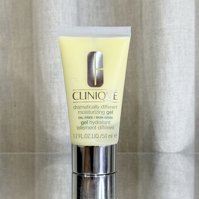CLINIQUE Dramatically Different Moisturizing Gel ขนาดทดลอง 50 ml. มอยส์เจอไรเซอร์เจลสีเหลืองที่ออกแบบมาสำหรับผิวผสมถึงผิวมันโดยเฉพาะ เนื้อเจลบางเบา ซึมซาบเร็ว ไม่เหนอะหนะปราศจากน้ำมัน (Oil-free) เหมาะสำหรับผิวมัน และผิวผสมค่อนข้างมัน มีส่วนผสมหลักจากบาลาน