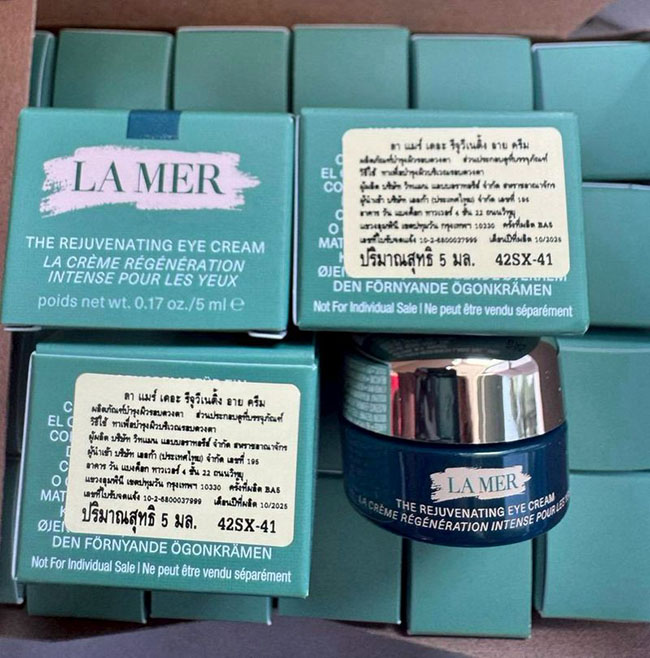 LA MER The NEW Rejuvenating Eye Cream ขนาดทดลอง 5 ml. อายครีมตัวใหม่จากลาแมร์ จากอายครีมระดับตำนาน ปรับสูตรใหม่ดีขึ้นกว่าเดิม ช่วยเติมความชุ่มชื้นให้ผิวรอบตาดูอิ่มฟู ผิวรอบตาดูสดใส เรียบเนียน ดูพักผ่อนเต็มที่ เนื้อเนียนนุ่ม ซึมไว ไม่หนักตา แต่งหน้าต่อไ