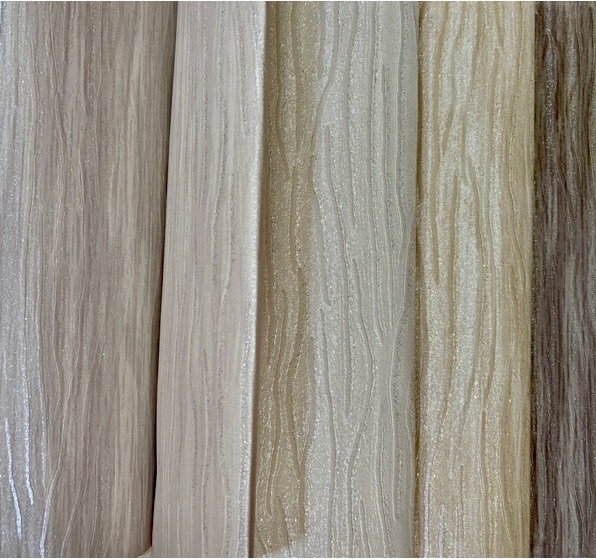 ราคาพิเศษ  ยาว10 ม. กว้าง53 ซม. ม้วน 5ตรม มีวิ้งๆ ริ้วเงิน ทองในลายc