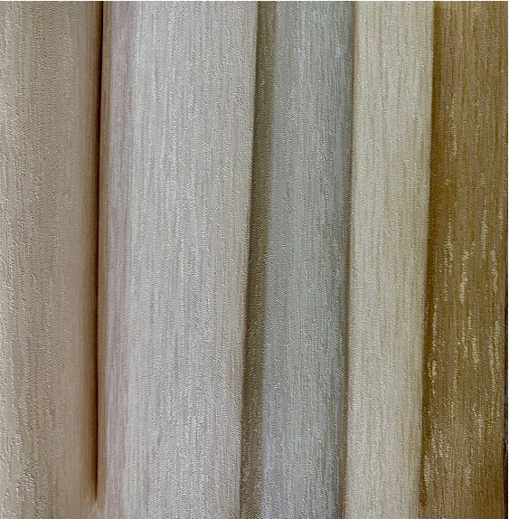 ราคาพิเศษ  ยาว10 ม. กว้าง53 ซม. ม้วน 5ตรม มีริ้วเงิน ทองในลายc