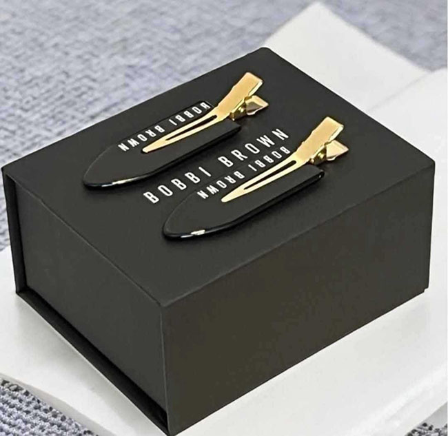 กิ๊บติดผม Bobbi Brown Hair Clip สีดำ 2 ชิ้น ของพรีเมี่ยมจากเคาน์เตอร์ไทย กิ้บสีดำเรียบหรูสุดพรีเมียม พร้อมสลักชื่อแบรนด์ Bobbi Brown เป็นสีดำและมีอะไหล่สีทองเพิ่มความหรูหราดูดีแบบคุณหนูสุดๆ ของจากเคาน์เตอร์ไทย มาในกล่องแบรนด์ดูดี
