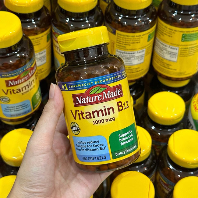 Nature Made Vitamin B12 1000 mcg 400 Softgels วิตามินบี12 ขนาด 1,000 ไมโครกรัม มีความสำคัญต่อการเปลี่ยนอาหารที่คุณกินให้เป็นพลังงานระดับเซลล์ วิตามินบี12 ยังมีความสำคัญต่อการสร้างเซลล์เม็ดเลือดแดงอย่างเหมาะสมและการทำงานปกติของระบบประสาทช่วยเพิ่มพลังงานให้