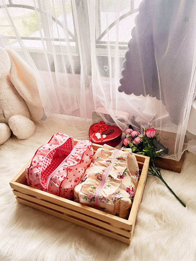 Pretty Cosmetic Bag กระเป๋าผ้าใส่ของอเนกประสงค์สุดน่ารัก ใส่เครื่องสำอาง สามารถจัดเก็บของให้เป็นระเบียบ ผ้าคอตตอนสีหวาน บุผ้าด้านใน 2 ชั้นหนานุ่มอย่างดี ขนาด18x11x10 เซนติเมตร  พกพาสะดวกในการเดินทาง ลายน่ารัก มีให้เลือก 2 สี คือ สีชมพูและสีเหลือง