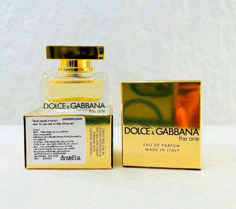 Dolce & Gabbana The One for Women Eau de Parfum ขนาดทดลอง 5 ml. (หัวแต้ม) น้ำหอมแนว Oriental Floral ที่หรูหรา เย้ายวน และคลาสสิก หอมหวาน, อบอุ่น, นุ่มนวล เปิดด้วยกลิ่นผลไม้ของพีชและลิ้นจี่ ตามด้วยความหอมของดอกลิลลี่ และทิ้งท้ายด้วยความอบอุ่นของวนิลลาแ