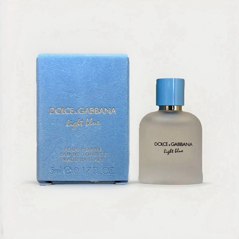 Dolce & Gabbana Light Blue Menfor Men Eau de Toilette ขนาดทดลอง 5 ml. (หัวแต้ม) รุ่นที่นิยมกันมากไม่แพ้รุ่นน้ำหอมผู้หญิง โดยน้ำหอมผู้ชายในรุ่นนี้กลิ่นจะออกเย็น สดชื่น ปนซิตรัส ในช่วงแรก จากนั้นกลิ่นจะออกเครื่องเทศในแบบลงตัวออกมา ให้ความรู้สึกที่ดูแมน 
