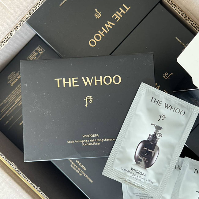 TheWhoo WHOOSPA Scalp Anti-Aging & Hair Lifting Shampoo Special Gift Set 7ml.*50 ซอง แชมพูบำรุงเส้นผมยอดนิยม สูตรใหม่แบบซองพกพา เน้นบำรุง ดูแลหนังศีรษะ พร้อมช่วยลดผมร่วง ผมขาด ผมบาง รากผมอ่อนแอ เนื่องจากอายุที่มากขึ้น มีส่วนผสมของสมุนไพรเกาหลี และมีถั