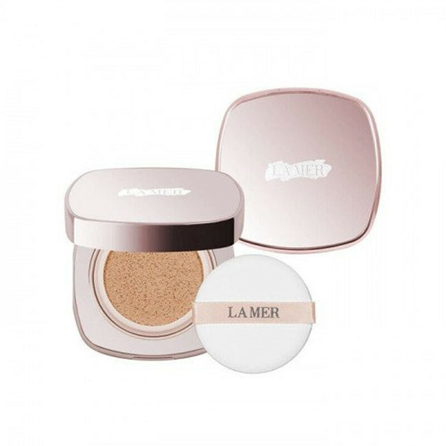 La mer Cushion The Luminous Lifting Cushion Foundation SPF 20 (12g x2) คุชชั่นลาแมร์ที่คุณสมบัติครบในตลับเดียวเลยค่ะ มีสารอาหารบำรุงผิว ควบคู่กับการเพิ่มระดับการปกปิดที่เนียนกริ๊บ ช่วยมอบความชุ่มชื่นให้แก่ผิว ปกปิดรูขุมขนและความบกพร่องต่างๆของผิวหน้าได้เร