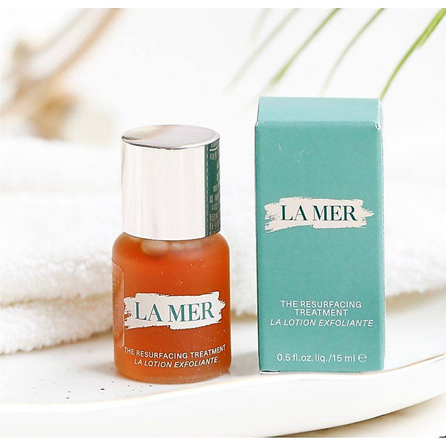 LA MER The Resurfacing Treatment ขนาดทดลอง 15 ml. ที่สุดของการฟื้นบำรุง ไอเท็มใหม่ล่าสุดจาก La Mer ที่ยังคงอัดแน่นด้วยส่วนผสม Miracle Broth อันเป็นหัวใจสำคัญจากลาแมร์ ตัวนี้ช่วยขจัดเซลล์ผิวเสื่อมสภาพ คืนความสมดุลให้ผิว พร้อมปรับผิวให้กระจ่างใส เรียบเนียน 
