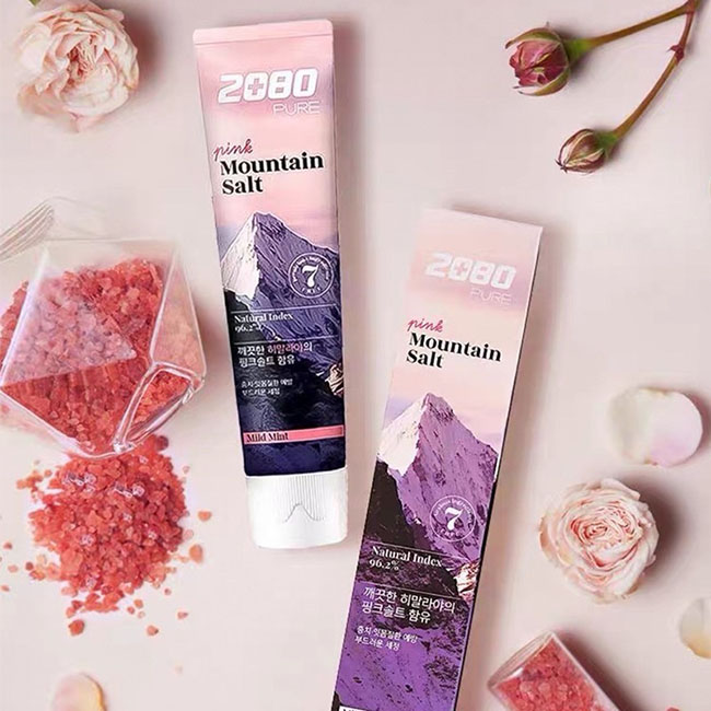 ยาสีฟัน 2080 Pure Pink Mountain Salt Toothpaste ขนาด 120 กรัม สูตร Pink Mild Mint ส่วนผสมจากเกลือหิมาลายันสีชมพู ช่วยลดกลิ่นปาก ป้องกันโรคเหงือก ช่วยเสริมสร้างเหงือกและฟันให้แข็งแรง ปากสะอาด
