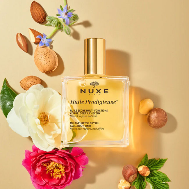Nuxe Huile Prodigieuse Multi-Purpose Dry Oil 50 ml. ออยล์สุดปังที่ชาวฝรั่งเศสไว้วางใจ สูตรแรกของ NUXE มาในออยล์สีเหลืองอ่อน มีกลิ่นหอมแบบออริจินัลของ NUXE ที่เป็นกลิ่นส้ม แม็กโนเลีย และวานิลลา กลิ่นคลาสสิกที่ขายดีที่สุด เป็นมัลติฟังก์ชันออยล์ ช่วยบำรุงให้