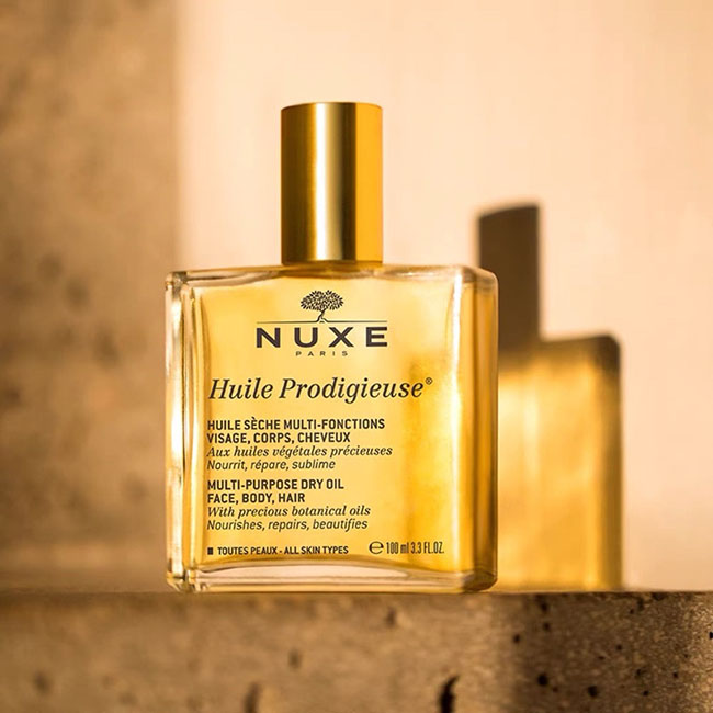 Nuxe Huile Prodigieuse Multi-Purpose Dry Oil 100 ml. ออยล์สุดปังที่ชาวฝรั่งเศสไว้วางใจ สูตรแรกของ NUXE มาในออยล์สีเหลืองอ่อน มีกลิ่นหอมแบบออริจินัลของ NUXE ที่เป็นกลิ่นส้ม แม็กโนเลีย และวานิลลา กลิ่นคลาสสิกที่ขายดีที่สุด เป็นมัลติฟังก์ชันออยล์ ช่วยบำรุงให
