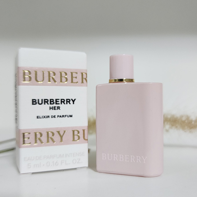 BURBERRY Her Elixir Eau de Parfum Intenseขนาดทดลอง 5 ml. (หัวแต้ม) น้ำหอมสำหรับผู้หญิง มีความโดดเด่นด้วยเอกลักษณ์เฉพาะตัวจากการใช้หัวน้ำหอมแนวกลิ่นขนมหวาน ที่มอบความฉ่ำชื่นกลมกล่อมแบบผลไม้กลิ่นเบอร์รี่สีแดงเข้มกับมะลิปิดท้ายด้วยวานิลลาและอำพันที่เย้ายวน