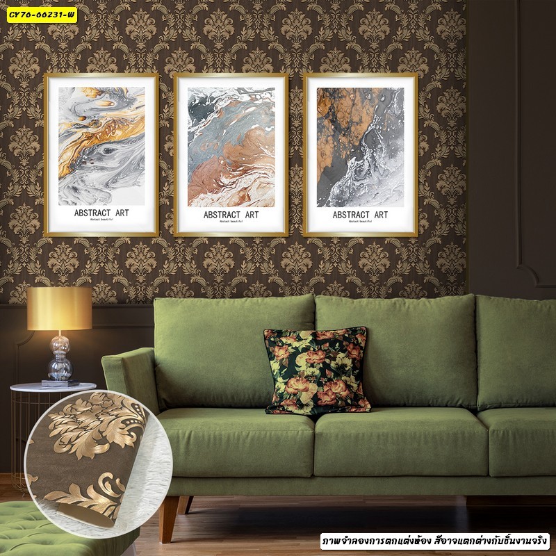 วอลเปเปอร์ลายคลาสสิกสีเข้มทอง ขับเน้นรูปติดผนังให้หรูหราสไตล์วินเทจ