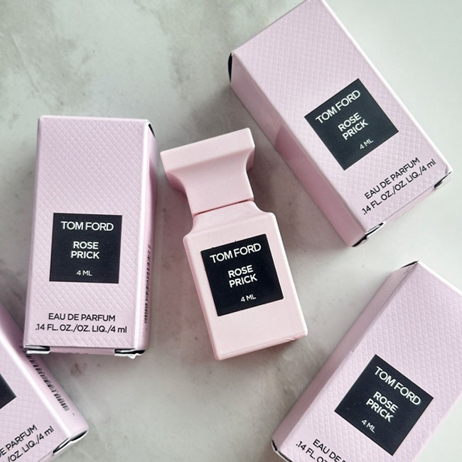 Tom Ford Rose Prick Eau de Parfumขนาดทดลอง 4ml. (หัวแต้ม) น้ำหอมกลิ่นกุหลาบแบบหรูๆ อบอุ่น นุ่มนวล มีทั้งความหรูหราแบบผู้ใหญ่ มีทั้งความเย้ายวนออดอ้อนชวนหลงไหล ให้ความรู้สึกอบอุ่นผ่อนคลาย 