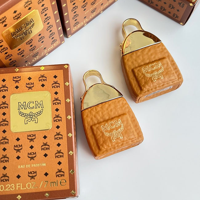 MCM Eau de Parfum ขนาดทดลอง 7ml. (หัวแต้ม) ใครชอบน้ำหอมโทนฟรุ้ตตี้ฟลอรัล แบบไม้หอม หอมสดชื่น บางเบาสบายๆ กลิ่นไม่แรงไม่ฉุน แนะนำกลิ่นนี้ค่ะ ใช้ง่าย กลิ่นฟุ้งกระจายดี เหมาะกับหน้าร้อน แถมขวดสวยน่ารัก มีเอกลักษณ์เฉพาะตัวไม่เหมือนใคร