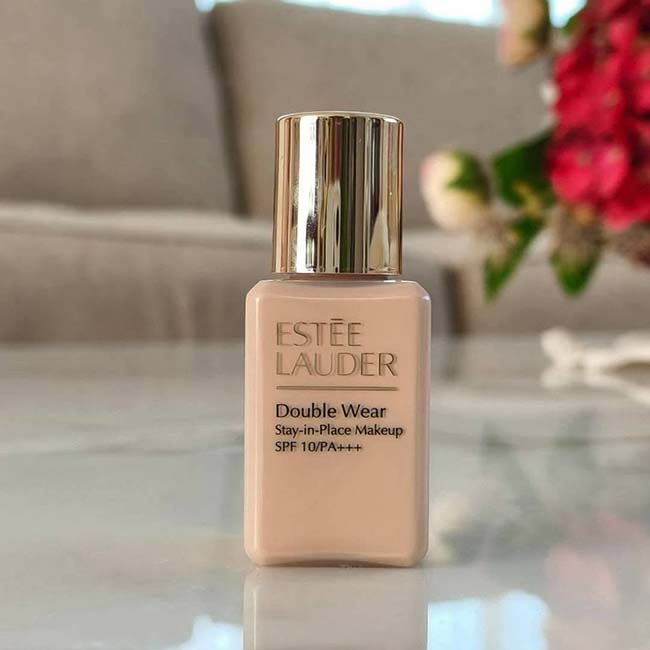 Estee Lauder Double Wear Stay-in-Place Makeup SPF 10/PA++ ขนาดทดลอง 15 ml. (New Formula) สี1W1 Bone รองพื้นลองแวร์สูตรใหม่ เนื้อแมตต์มิติใหม่ เป็นทั้งเมคอัพและสกินแคร์ในขวดเดียว ฟินิชแมตต์แบบมีมิติ เบาสบายผิวยิ่งกว่าเดิมเนื้อรองพื้นเหลวขึ้น เกลี่ยง่าย มอบ