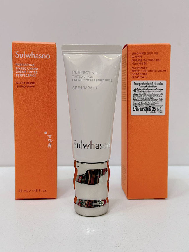 SULWHASOO Perfecting Tinted Cream SPF40/Pa++ 35ml. ครีมทินต์เนื้อบางเบา ชุ่มชื้นด้วยส่วนผสมจากสกินแคร์ มอบการปกปิดระดับกลางกลืนไปกับผิวทันที พร้อมผิวดูเป็นธรรมชาติและสว่างใส มาพร้อมเนื้อครีมเนียนละเอียด ไม่หนักหน้า เกลี่ยง่ายเนียนสนิทไปกับผิวเสมือนผิวหายใ