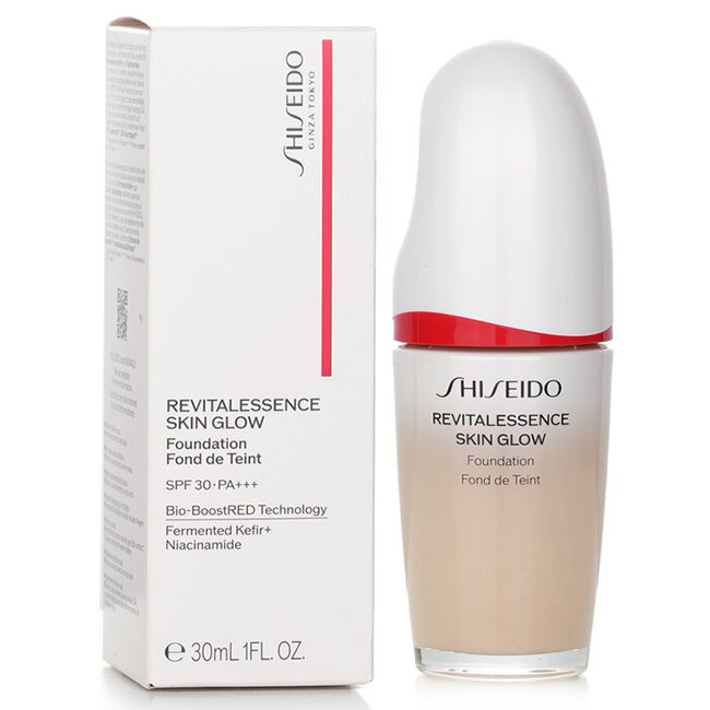 Shiseido Revital Essence Skin Glow Foundation SPF30 PA+++ 30ml. รองพื้นผสานสกินแคร์ มาพร้อมระดับการปกปิดปานกลางที่เพิ่มได้ ช่วยรังสรรค์ฟินิชผิวดูสุขภาพดี แลดูเปล่งประกายยาวนานตลอดวัน พร้อมประสิทธิภาพในการฟื้นบำรุงผิวอย่างล้ำลึก เพื่อผลลัพธ์ผิวชุ่มชื้น ดูเ