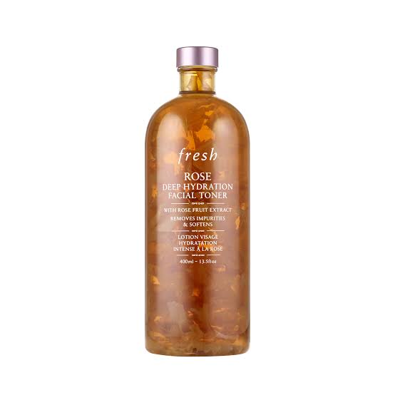 Fresh Rose Deep Hydration Facial Toner 400ml. โทนเนอร์น้ำกุหลาบบริสุทธิ์ ใน 1 ขวดมีกลีบกุหลาบอัดแน่นกว่า 30 ดอก กลิ่นหอมละมุน ซึ่งไม่เพียงแค่ทำความสะอาดและปลอบประโลมผิวเท่านั้น แต่ยังสามารถมอบความชุ่มชื้นอย่างล้ำลึก ฟื้นบำรุงผิวให้เนียนนุ่ม กร