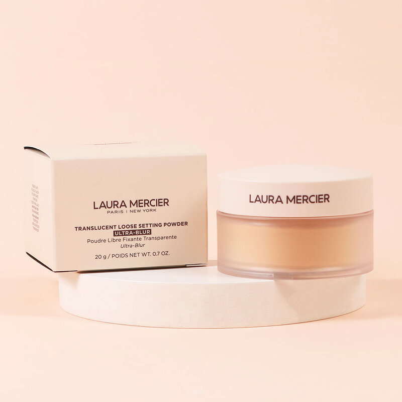 Laura Mercier Translucent Loose Setting Powder Ultra-Blur Honey20 g. แป้งฝุ่นเซรั่มที่ผสมไฮยาลูรอน รุ่นเบลอผิวสีใหม่ เอาใจสาวผิวสองสี - ผิวเข้ม เนื้อแป้งออกสีเหลือง ไม่ติดชมพูหรือเทา ใช้แล้วไม่โป๊ะ หน้าไม่ลอย ไม่เทา เป็นแป้งเพื่อผิวที่สวยแบบ Level Up เบลอ