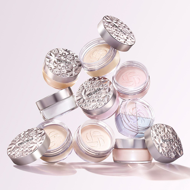 DECORTE Loose Powder 20 g มาพร้อมพัฟ แป้งฝุ่นจาก Decorte ช่วยปกปิดความกังวลผิวด้วยกลไกการสะท้อน และการกระจายของแสง มอบผลลัพธ์ผิวที่แลดูเปล่งประกายจากภายใน สัมผัสความเปล่งปลั่งยามแสงตกกระทบลงบนผิว