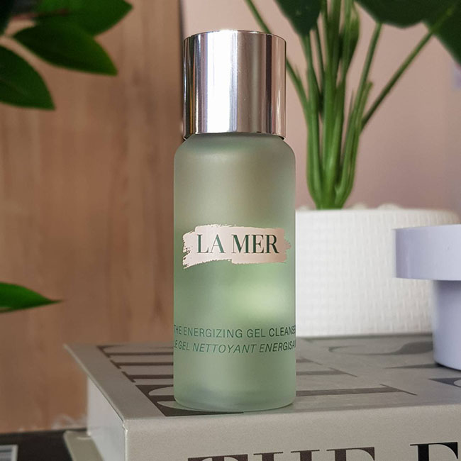 LA MER The Energizing Gel Cleanser ขนาดทดลอง 30 ml. คลีนซิ่งเจลสูตรอ่อนโยนต่อผิว ขจัดสิ่งสกปรกความมันส่วนเกินบนใบหน้าและคราบมลภาวะ เพื่อผิวสะอาดสดชื่นสิ่งสกปรกต่างๆ ที่สะสมอยู่บนผิวในแต่ละวันจะถูกทำความสะอาด พร้อมการปรับสมดุลให้ผิวอย่างอ่อนโยนเมื่อล้างออก