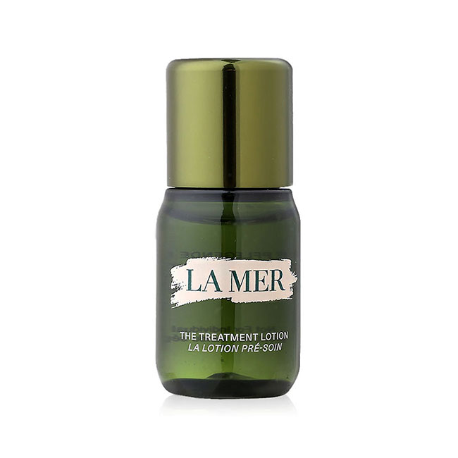 LA MER New The Treatment Lotion ขนาดทดลอง 15 ml. น้ำตบตัวดังสูตรใหม่ ที่มอบพลังแห่งความสดชื่นจากเนื้อโลชั่นเข้มข้นในทันที ปรับสูตรใหม่เนื้อเข้มข้นขึ้น ชุ่มชื้น ซึมไวขึ้น แถมปรับเพิ่มความกระจ่างใสและช่วยลดเลือนริ้วรอย ผิวฟูนุ่มตั้งแต่คืนแรกที่ใช้ รูขุมขนกร