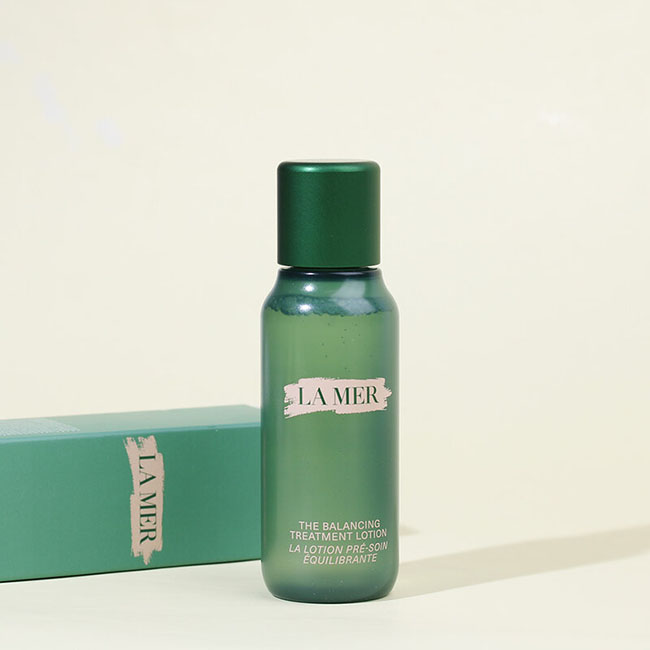 LA MER New The Balancing Treatment Lotion ขนาดทดลอง 50 ml. น้ำตบตัวดังสูตรใหม่ ที่ได้รับการคิดค้นมาเป็นพิเศษสำหรับผิวผสม - ผิวมัน เพื่อผิวชาวเอเซียโดยเฉพาะ เข้มข้นเหมือนเดิม เพิ่มเติมคือความกระจ่างใส ช่วยลดความมัน กระชับรูขุมขน ผิวดูกระจ่างใส เนื้อจะเปลี่