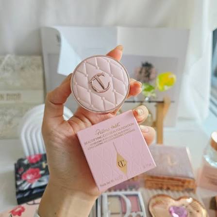 Charlotte Tilbury Pillow Talk Beautifying Cushion Foundation Mini ขนาดทดลอง 5 g. คุชชั่นตัวใหม่ขนาดพกพา ผลิตและวางขายเฉพาะที่เอเชียเท่านั่น เหมือนเสกฟิลเตอร์ให้ผิว งานผิวที่แนบผิวดีมาก เนื้อสัมผัสบางเบา แนบสนิทไปกับผิว มีความโกลว์ ผิวสวยมากกกกก ฉ่ำลูกคุณห