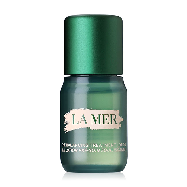 LA MER New The Balancing Treatment Lotion ขนาดทดลอง 15 ml. น้ำตบตัวดังสูตรใหม่ ที่ได้รับการคิดค้นมาเป็นพิเศษสำหรับผิวผสม - ผิวมัน เพื่อผิวชาวเอเซียโดยเฉพาะ เข้มข้นเหมือนเดิม เพิ่มเติมคือความกระจ่างใส ช่วยลดความมัน กระชับรูขุมขน ผิวดูกระจ่างใส เนื้อจะเปลี่