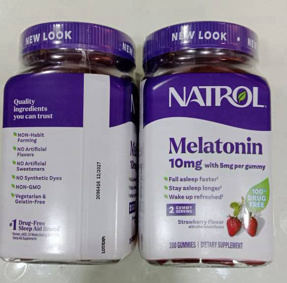 Natrol Gummies Melatonin 10 Mg. 200 Strawberry Gummies ของแท้จาก US 100% วิตามินเมลาโทนินแบบกัมมี่ รสสตรอเบอร์รี่ ช่วยทำให้รู้สึกผ่อนคลาย นอนหลับง่ายขึ้น หลับสบายไม่ตื่นกลางดึก ตื่นมาสมองปลอดโปร่ง ช่วยให้อาการ jet lag ดีขึ้น ช่วยให้ร่างกายต
