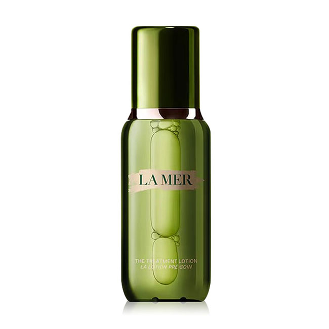 LA MER The New Advanced Treatment Lotion 150 ml. สูตรผลิตภัณฑ์ใหม่ล่าสุด มอบพลังแห่งความสดชื่นจากเนื้อโลชั่นเข้มข้นในทันทีเหมาะสำหรับผิวแห้งหรือผิวขาดน้ำปรับสูตรใหม่เนื้อเข้มข้นขึ้น ชุ่มชื้น ซึมไวขึ้น แถมปรับเพิ่มความกระจ่างใสและช่วยลดเลือนริ้วรอย ผิวฟูนุ