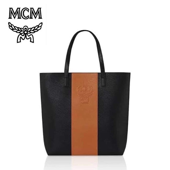 MCM Tote Bag กระเป๋า MCM Tote Bag บอดี้สีดำ คาดน้ำตาล ปั๊ม Logo หนัง Pu คุณภาพดี ใบใหญ่สะใจ 37cm x 43 cm x ฐาน 10 cm จุของได้เยอะ เป็น Perfume Premium Gift สำหรับยอดซื้อ 10,000 บาทขึ้นไปนะคะ สวยสะกด น้อยแต่มากเรียบหรู ดูแพง แมตช์ง่ายทุกลุคกระเป๋าโทนดำตัดน